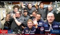 　国際宇宙ステーション内に入り、カメラに向かって手を振る前澤友作氏（前列中央）＝８日（ロスコスモスのＹｏｕＴｕｂｅ映像から・共同）