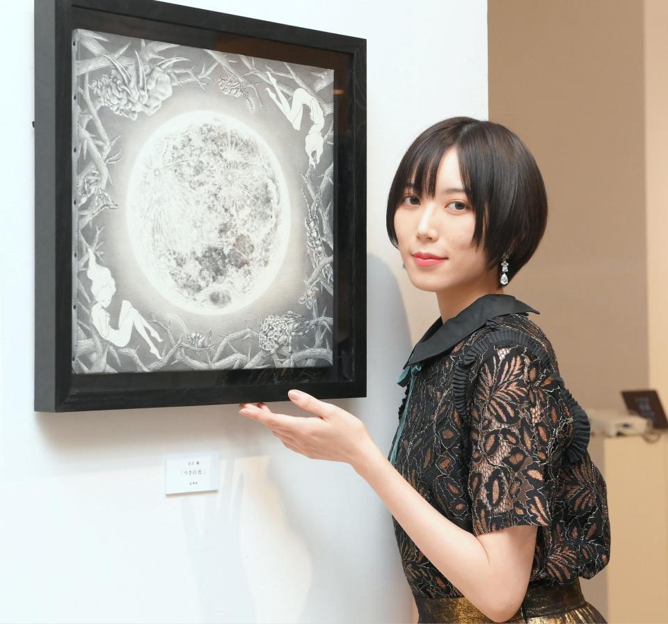 　「写真展　月光～光宗薫～Ｈｏｍａｇｅ　ｔｏ　Ｃｈｉｈｉｒｏ　Ｏｎｉｔｓｕｋａ」　自身が描いた鉛筆画「つきの光」を披露する光宗薫＝都内（撮影・堀内翔）