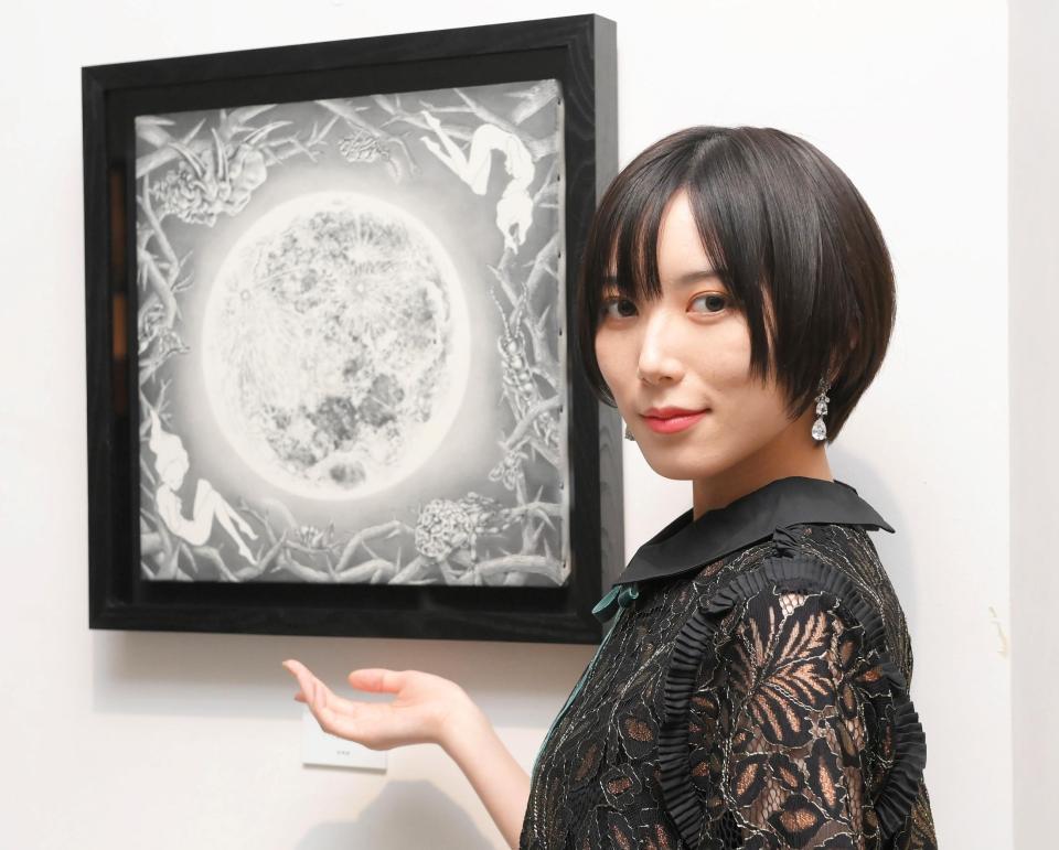 　「写真展　月光～光宗薫～Ｈｏｍａｇｅ　ｔｏ　Ｃｈｉｈｉｒｏ　Ｏｎｉｔｓｕｋａ」　自身が描いた鉛筆画「つきの光」を披露する光宗薫＝都内（撮影・堀内翔）