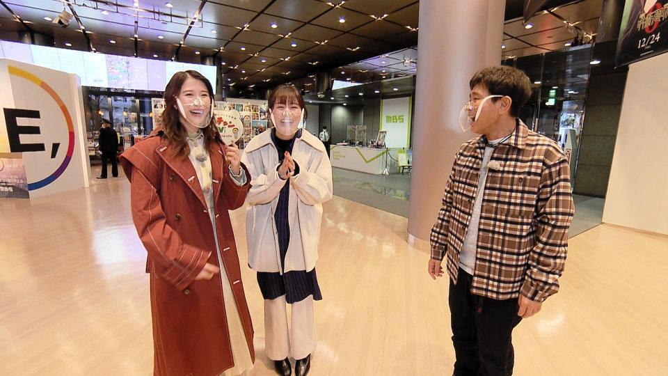 　（左から）玉井詩織、佐々木彩夏、浜田雅功＝提供・ＭＢＳ