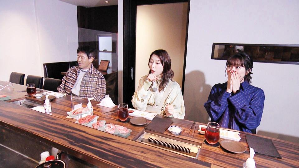 　大人の階段焼肉に目を輝かせる３人（左から）浜田雅功、玉井詩織、佐々木彩夏＝提供・ＭＢＳ