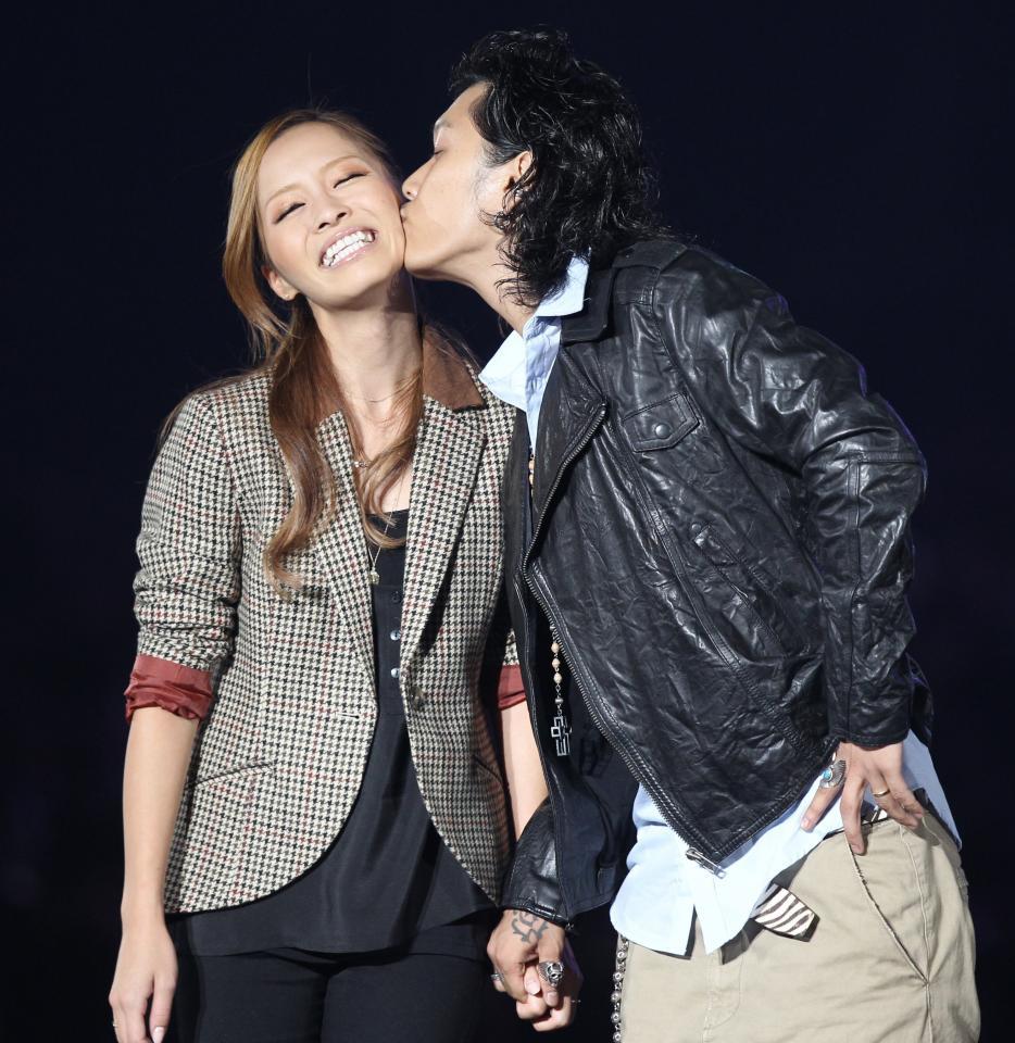 　夫・今井諒（右）からステージでキスされる小森純＝２０１１年