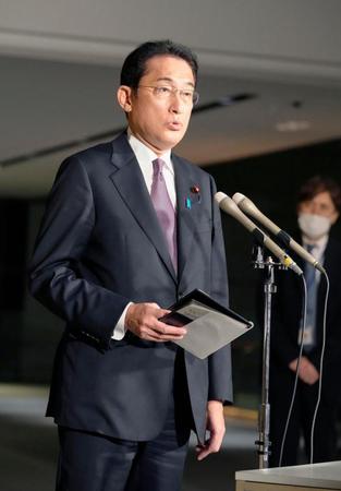 　石原内閣官房参与の辞任について記者の質問に答える岸田首相＝１０日午後、首相官邸