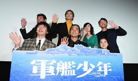 　舞台あいさつを行った（前列左から）濱田龍臣、佐藤寛太、山口まゆ、（後列左から）赤井英和、加藤雅也、大塚寧々、Ｙｕｋｉ　Ｓａｉｔｏ監督（撮影・開出牧）