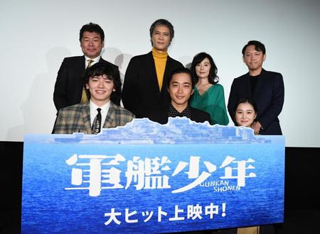 　舞台あさつを行った（前列左から）濱田龍臣、佐藤寛太、山口まゆ、（後列左から）赤井英和、加藤雅也、大塚寧々、Ｙｕｋｉ　Ｓａｉｔｏ監督（撮影・開出牧）