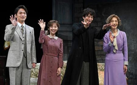 　公開前日となり笑顔がこぼれる（左から）堅山隼太、倉科カナ、岡田将生、麻実れい（撮影・三好信也）