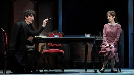 　フォトコールで演じる岡田将生（左）と倉科カナ（撮影・三好信也）