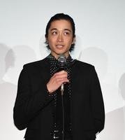 　舞台あいさつをする佐藤寛太（撮影・開出牧）