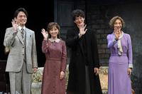 　笑顔で手を振る（左から）堅山隼太、倉科カナ、岡田将生、麻実れい（撮影・三好信也）