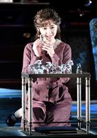 　フォトコールで演じる倉科カナ（撮影・三好信也）