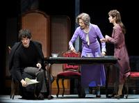 　フォトコールで演じる（左から）岡田将生、麻実れい、倉科カナ（撮影・三好信也）