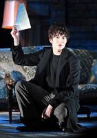 　フォトコールで演じる岡田将生（撮影・三好信也）