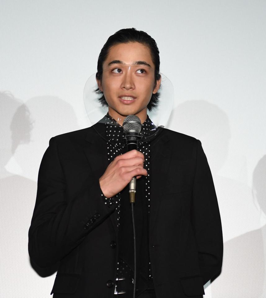 　舞台あいさつをする佐藤寛太（撮影・開出牧）