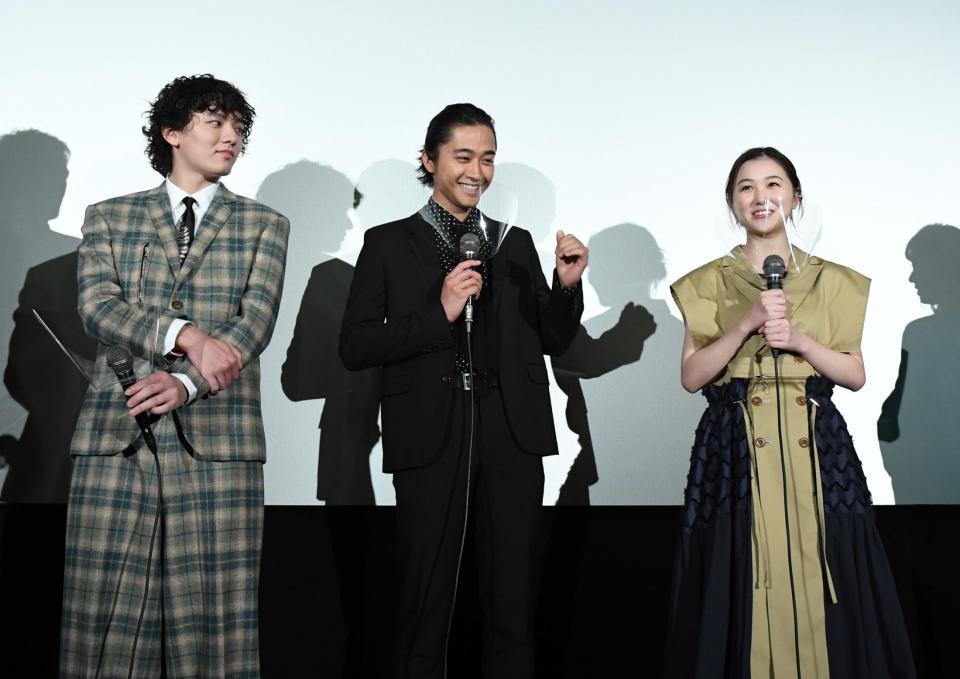 　舞台挨拶でトークをする（左から）濱田龍臣、佐藤寛太、山口まゆ（撮影・開出牧）