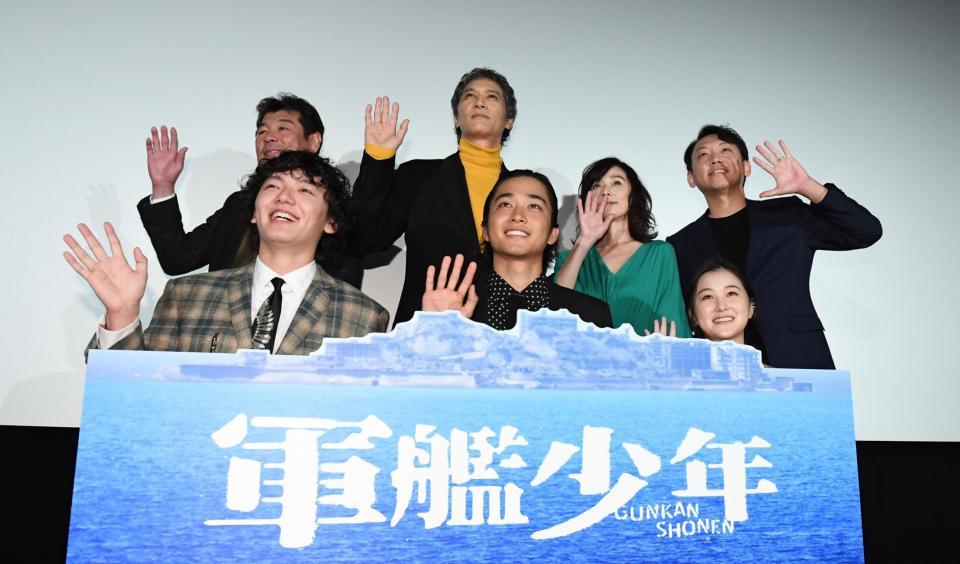 　舞台あいさつを行った（前列左から）濱田龍臣、佐藤寛太、山口まゆ、（後列左から）赤井英和、加藤雅也、大塚寧々、Ｙｕｋｉ　Ｓａｉｔｏ監督（撮影・開出牧）