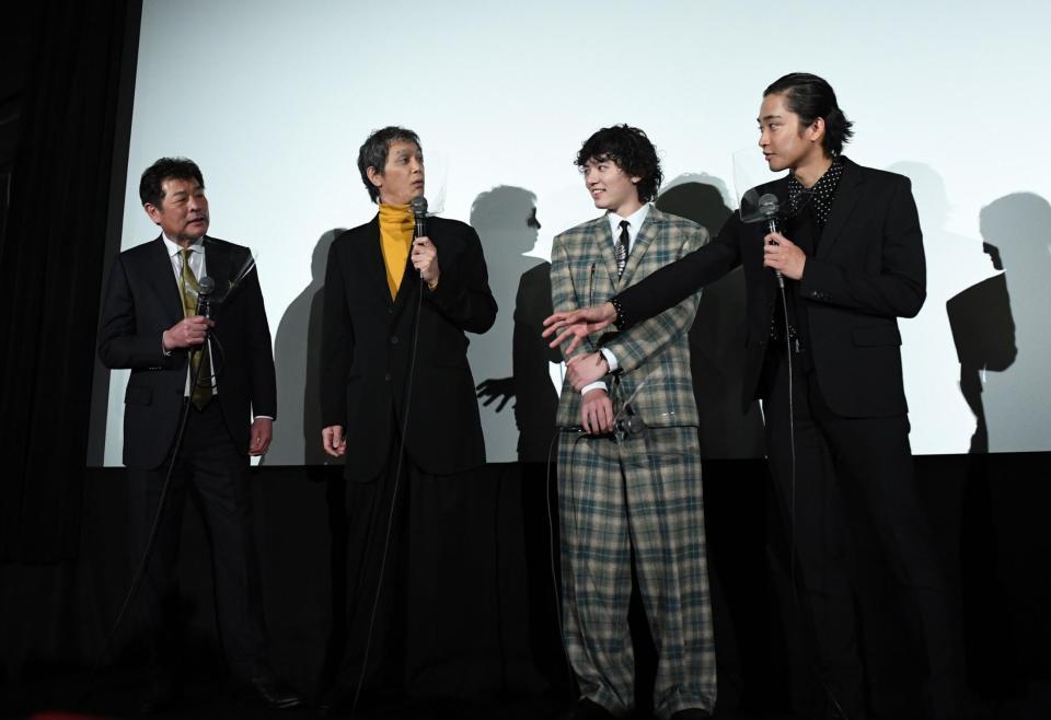 　舞台あいさつを盛り上げる（左から）赤井英和、加藤雅也、濱田龍臣、佐藤寛太（撮影・開出牧）