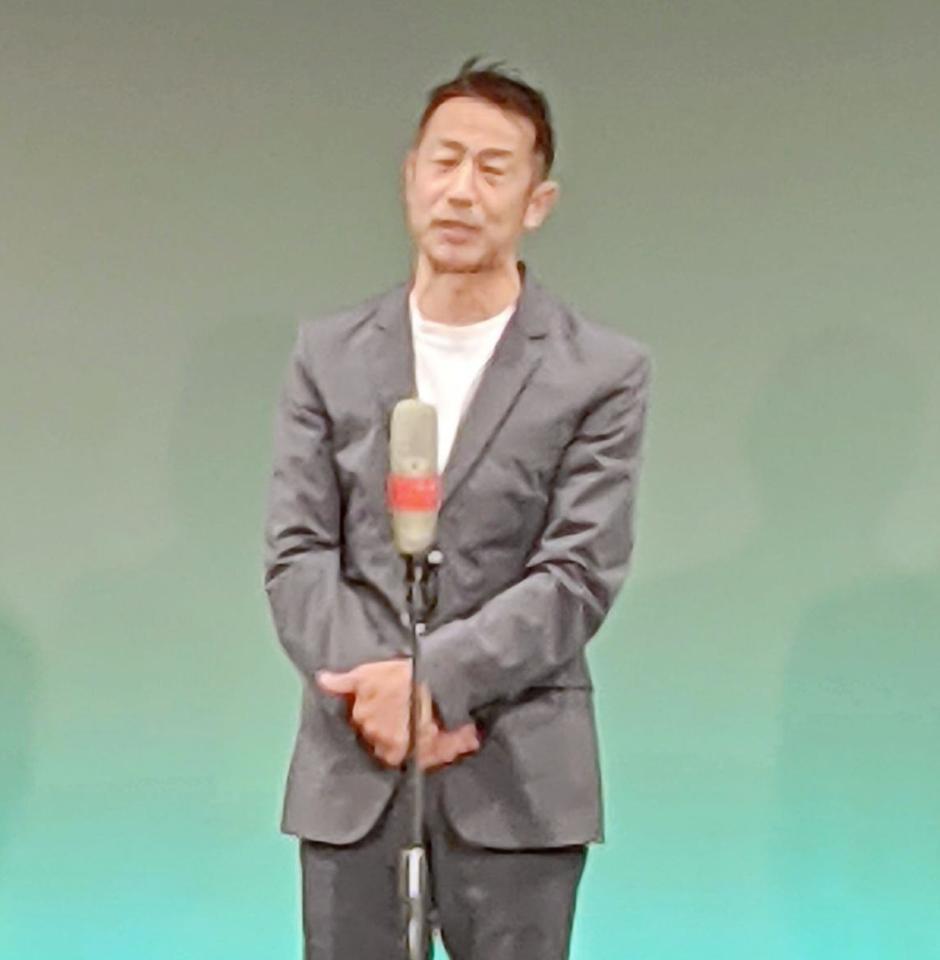 「正司敏江追悼公演」で敏江さんの思い出話を披露する森脇健司＝大阪・心斎橋角座