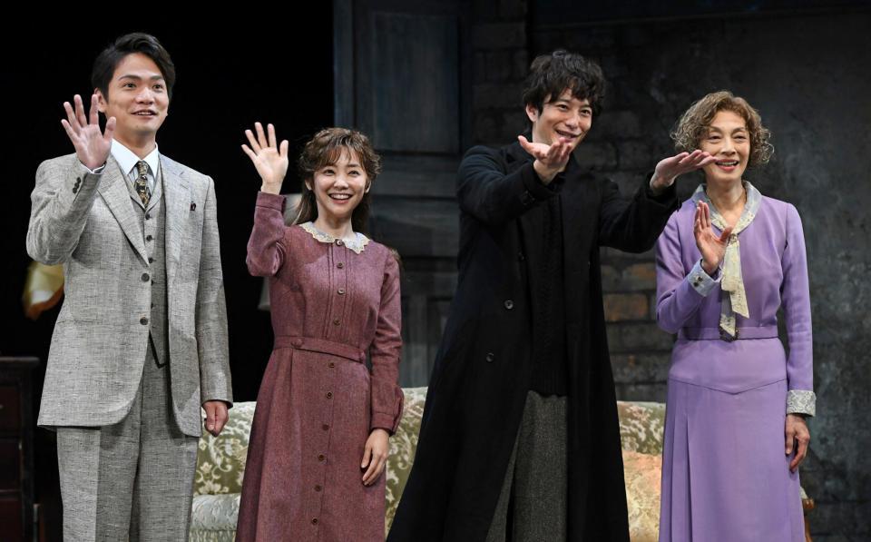 　公開前日となり笑顔がこぼれる（左から）堅山隼太、倉科カナ、岡田将生、麻実れい（撮影・三好信也）