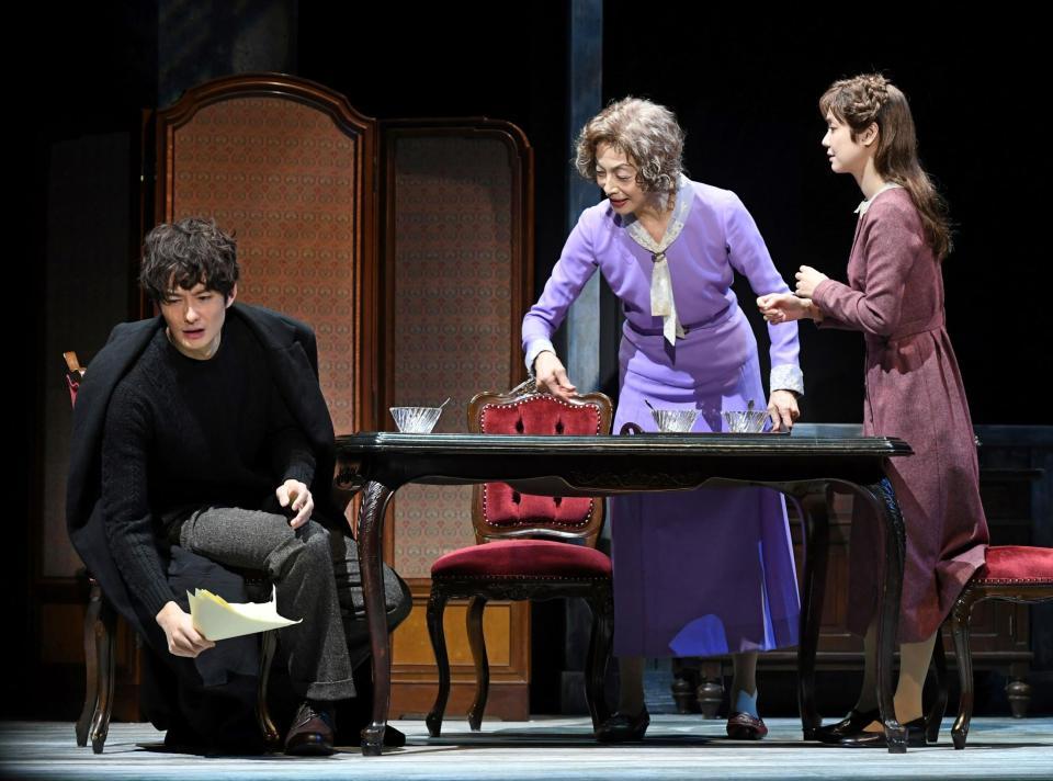 　フォトコールで演じる（左から）岡田将生、麻実れい、倉科カナ（撮影・三好信也）