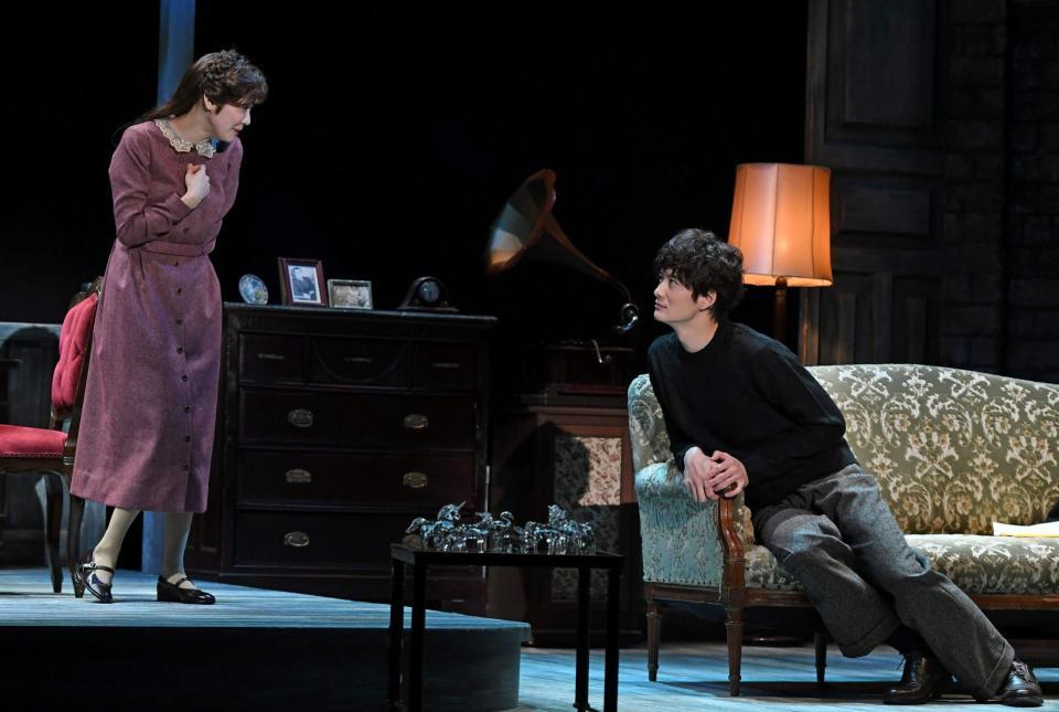 　フォトコールで演じる岡田将生（右）と倉科カナ（撮影・三好信也）