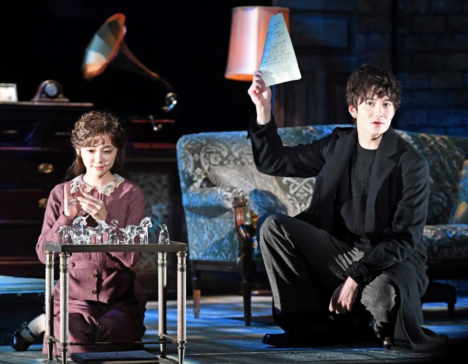 　熱演する岡田将生（右）と倉科カナ（撮影・三好信也）