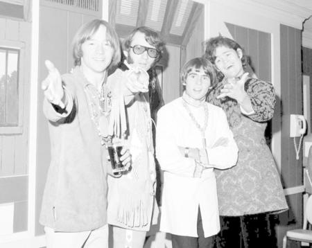 　米ニューヨークでモンキーズのメンバーと共に会見するマイク・ネスミスさん（左から２人目、右端はミッキー・ドレンツ）＝１９６７年７月（ＡＰ＝共同）