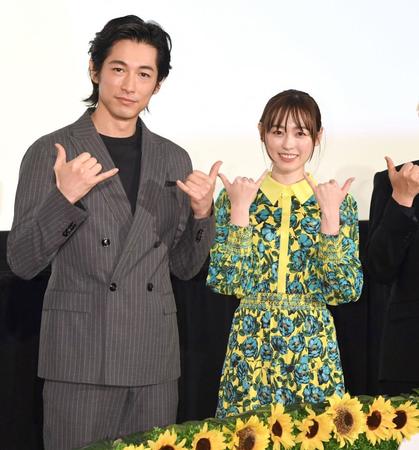 　アロハポーズをする福原遥（右）とディーン・フジオカ（撮影・三好信也）