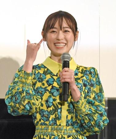 　笑顔でアロハポーズをする福原遥（撮影・三好信也）