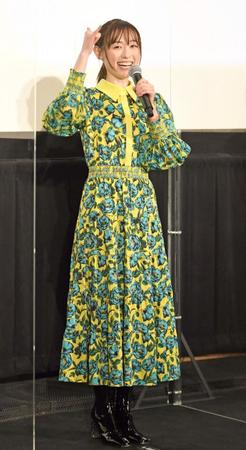 　花柄のワンピースで登場した福原遥（撮影・三好信也）