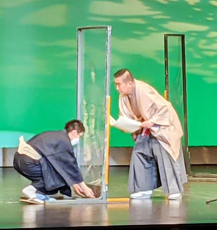 「社会人落語日本一決定戦」表彰式でボケる桂文枝（右）と優勝した麹家と太郎こと松林太郎さん＝大阪・池田市民文化会館アゼリアホール