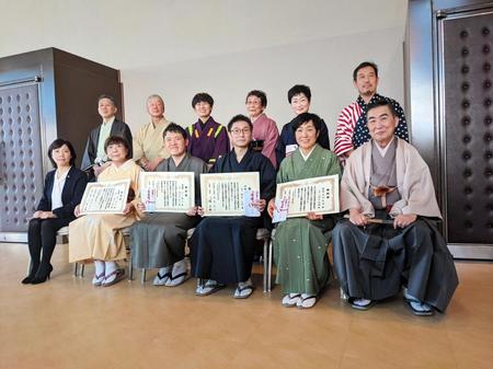 「社会人落語日本一決定戦」で優勝した麹家と太郎こと松林太郎さん（前列右から３人目）ら出場者と桂文枝（前列右端。前列左端は瀧澤智子池田市長）＝大阪・池田市民文化会館アゼリアホール
