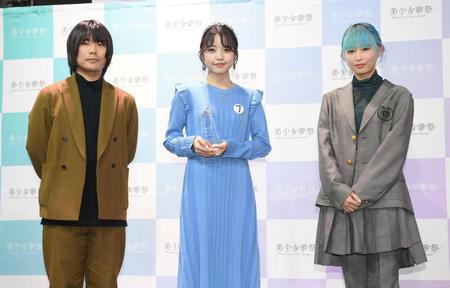 「美少女歌祭２０２１」グランプリに輝いたＴｅｃｈｕさん（中央）とプレゼンターのＡｗｅｓｏｍｅ　Ｃｉｔｙ　Ｃｌｕｂ・ＰＯＲＩＮ（右）、株式会社美少女図鑑・中村孔亮社長＝東京・六本木のＳＥＬ　ＯＣＴＡＧＯＮ　ＴＯＫＹＯ（撮影・伊藤笙子）