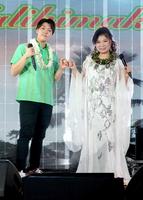 　ＬＡＨＩＫＩ（左）のイベントにゲスト出演した八代亜紀