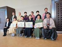 「社会人落語日本一決定戦」で優勝した麹家と太郎こと松林太郎さん（前列右から３人目）ら出場者と桂文枝（前列右端。前列左端は瀧澤智子池田市長）＝大阪・池田市民文化会館アゼリアホール