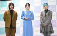「美少女歌祭２０２１」グランプリに輝いたＴｅｃｈｕさん（中央）とプレゼンターのＡｗｅｓｏｍｅ　Ｃｉｔｙ　Ｃｌｕｂ・ＰＯＲＩＮ（右）、株式会社美少女図鑑・中村孔亮社長＝東京・六本木のＳＥＬ　ＯＣＴＡＧＯＮ　ＴＯＫＹＯ（撮影・伊藤笙子）
