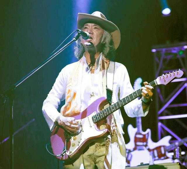 Char 布袋寅泰と“超絶競演”でハグ 奥田民生ら駆けつけ豪華ステージ