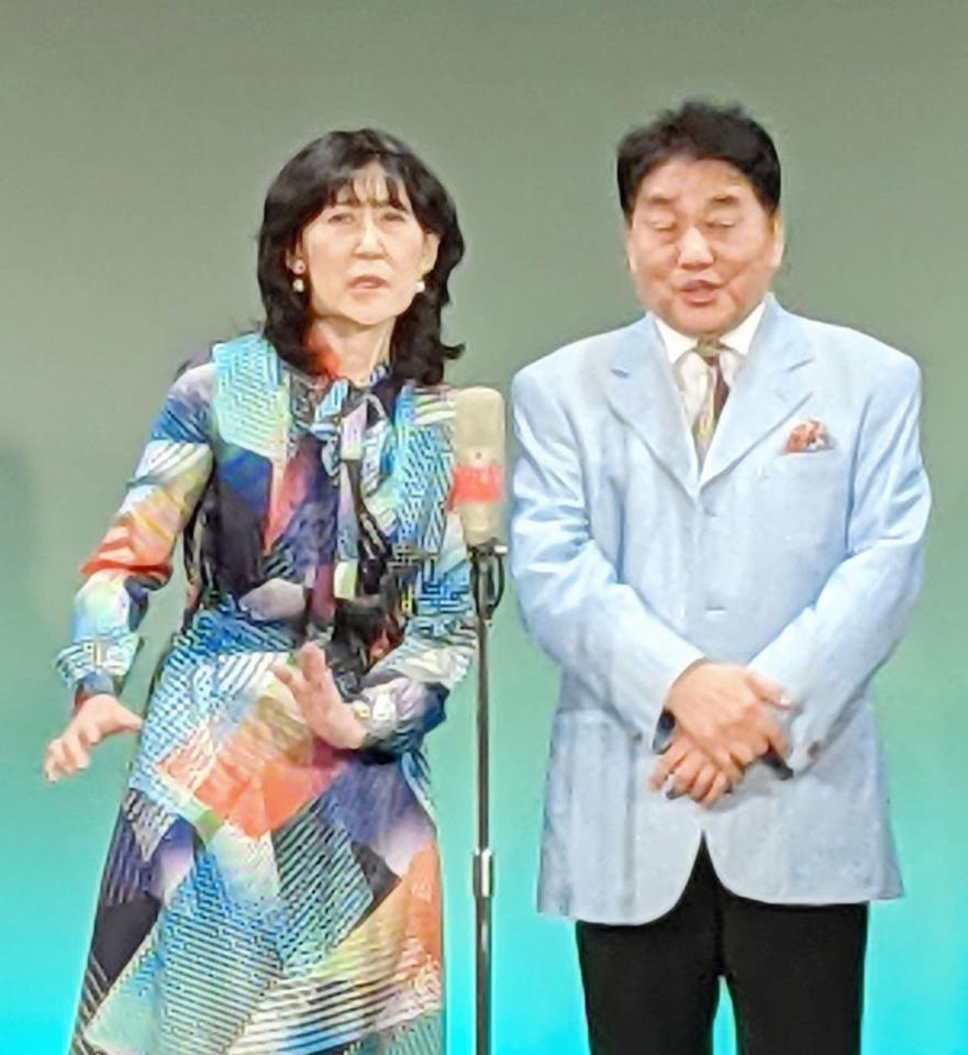 　「正司敏江追悼公演」でネタを披露する横山ひろし・春けいこ