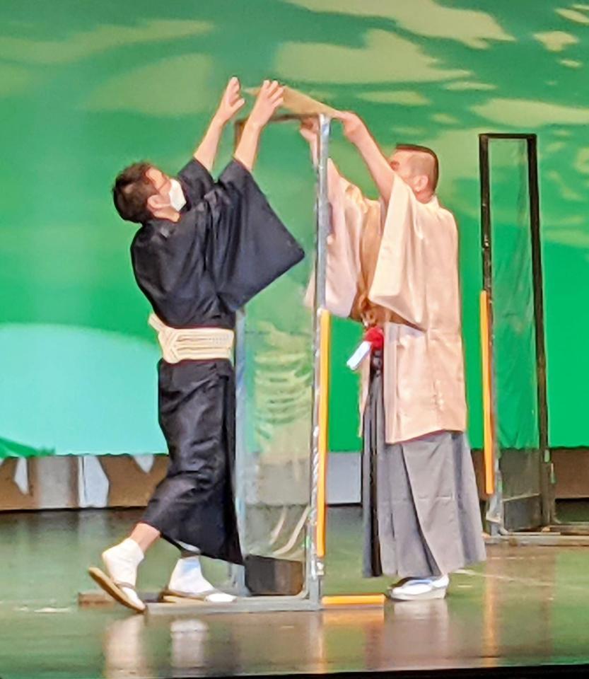 「社会人落語日本一決定戦」表彰式でボケる桂文枝（右）と優勝した麹家と太郎こと松林太郎さん＝大阪・池田市民文化会館アゼリアホール