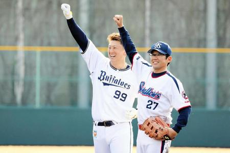 「古田レジェンド軍対こやぶるオールスターズ」に参加した古田敦也監督（右）とオリックス・杉本裕太郎選手