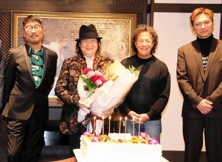 ミッキー吉野（中央）の古希を祝った亀田誠治氏、トミー・スナイダー、ＥＸＩＬＥ　ＳＨＯＫＩＣＨＩ（左から）＝東京・表参道