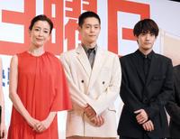 舞台あいさつした（左から）宮沢りえ、窪田正孝、赤楚衛二＝都内