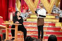 ネタを見せるオダウエダの小田結希（右）と植田紫帆