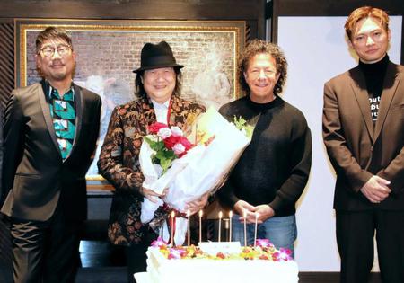 　ミッキー吉野（中央左）の古希を祝った亀田誠治氏（左）、トミー・スナイダー（中央右）、ＥＸＩＬＥ　ＳＨＯＫＩＣＨＩ（右）＝東京・表参道