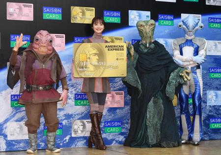 宇宙人と初共演の佐々木希＝東京・ベルサール六本木（撮影・金田祐二）