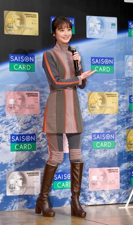 “宇宙服”で笑顔の佐々木希＝東京・ベルサール六本木（撮影・金田祐二）