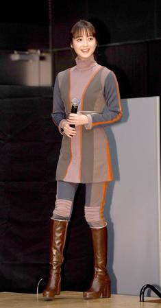 “宇宙服”で笑顔の佐々木希＝東京・ベルサール六本木（撮影・金田祐二）