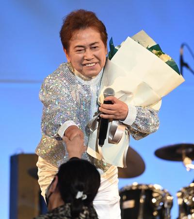 　ディナーショーでファンから花束を受け取り、笑顔を見せる平浩二＝東京プリンスホテル（撮影・高石航平）