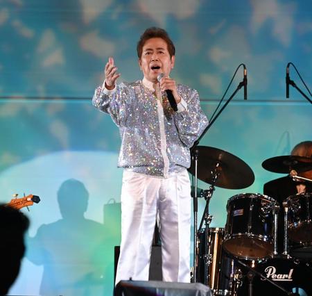 　ディナーショーで熱唱する平浩二＝東京プリンスホテル（撮影・高石航平）