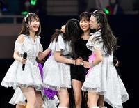 　エンディングでメンバーと抱き合い感極まるモーニング娘。’２１の佐藤優樹（右から２人目）＝日本武道館（撮影・西岡正）