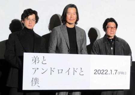　完成報告イベントに登壇した（左から）安藤政信、豊川悦司、阪本順治監督